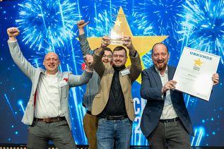 Grund zum Jubeln bei Rewe Haase: Marktmanager Tim Ackerl, Fleischer-Geselle Vincent van Ophuysen, Abteilungsleiter Thorben Macke und Kaufmann Benjamin Haase (von links) freuen sich über die Auszeichnung „Fleisch-Star 2026“.