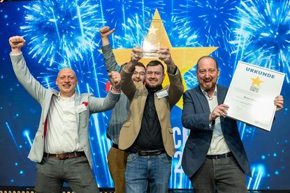 Grund zum Jubeln bei Rewe Haase: Marktmanager Tim Ackerl, Fleischer-Geselle Vincent van Ophuysen, Abteilungsleiter Thorben Macke und Kaufmann Benjamin Haase (von links) freuen sich über die Auszeichnung „Fleisch-Star 2026“.