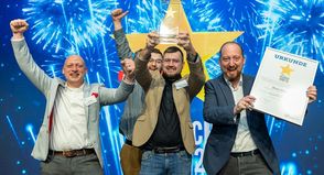 Grund zum Jubeln bei Rewe Haase: Marktmanager Tim Ackerl, Fleischer-Geselle Vincent van Ophuysen, Abteilungsleiter Thorben Macke und Kaufmann Benjamin Haase (von links) freuen sich über die Auszeichnung „Fleisch-Star 2026“.