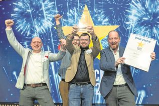 Grund zum Jubeln bei Rewe Haase: Marktmanager Tim Ackerl, Fleischer-Geselle Vincent van Ophuysen, Abteilungsleiter Thorben Macke und Kaufmann Benjamin Haase (von links) freuen sich über die Auszeichnung „Fleisch-Star 2026“.