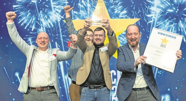 Grund zum Jubeln bei Rewe Haase: Marktmanager Tim Ackerl, Fleischer-Geselle Vincent van Ophuysen, Abteilungsleiter Thorben Macke und Kaufmann Benjamin Haase (von links) freuen sich über die Auszeichnung „Fleisch-Star 2026“.