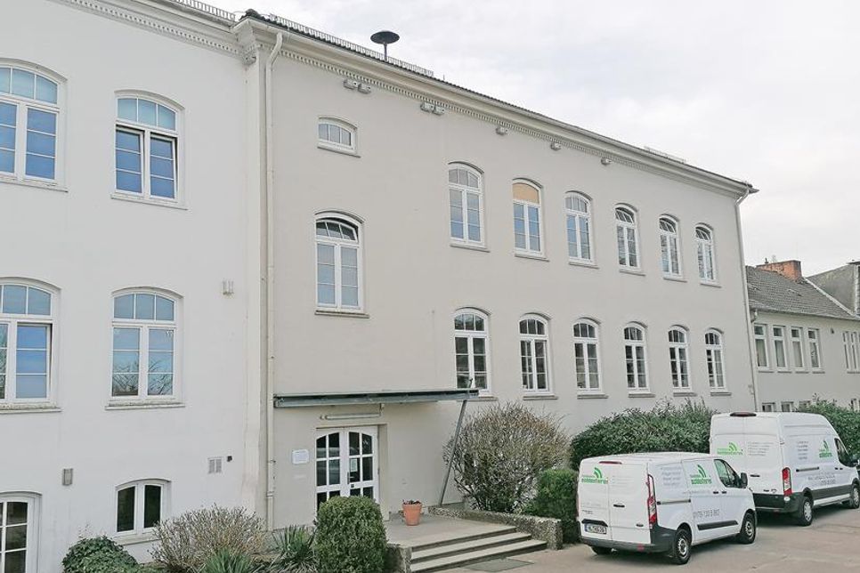 Im Obergeschoss rechterhand der Eingangstür liegen die beiden unmittelbar betroffenen Klassenzimmer.