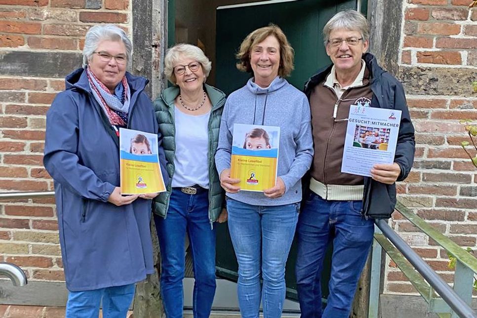 Sie hoffen gemeinsam auf neue Lesepaten für die Kreisstadt: Angela Metzler (Bürgerstiftung Eutin), Ingrid Berger (Bürgerstiftung Eutin), Angelika Weppler (Standortkoordinatorin Mentor Eutin) und Hans-Ingo Gerwanski (Bürgerstiftung Eutin, v.li.).