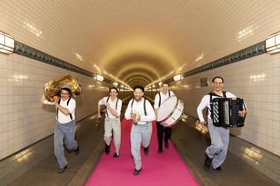 „mahoin“ im Elbtunnel.
