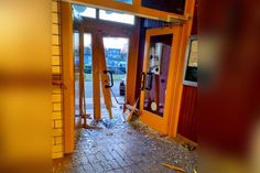 Das Fahrzeug krachte gleich zweimal in die Eingangstür, die daraufhin geborsten ist.