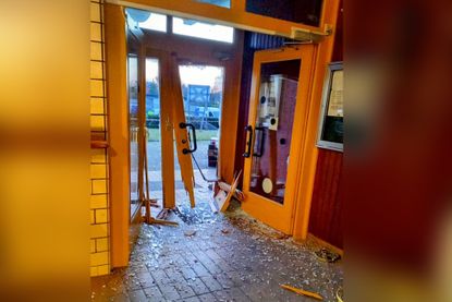 Das Fahrzeug krachte gleich zweimal in die Eingangstür, die daraufhin geborsten ist.