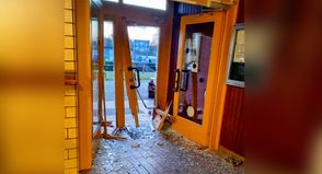 Das Fahrzeug krachte gleich zweimal in die Eingangstür, die daraufhin geborsten ist.