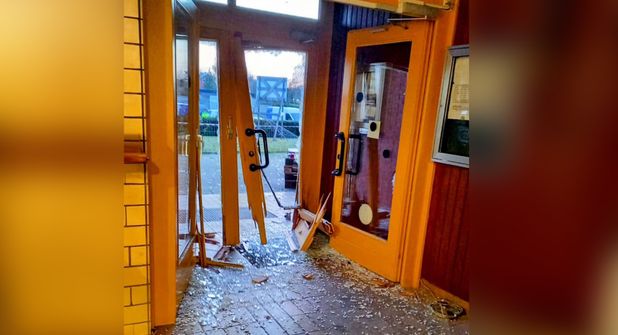 Das Fahrzeug krachte gleich zweimal in die Eingangstür, die daraufhin geborsten ist.