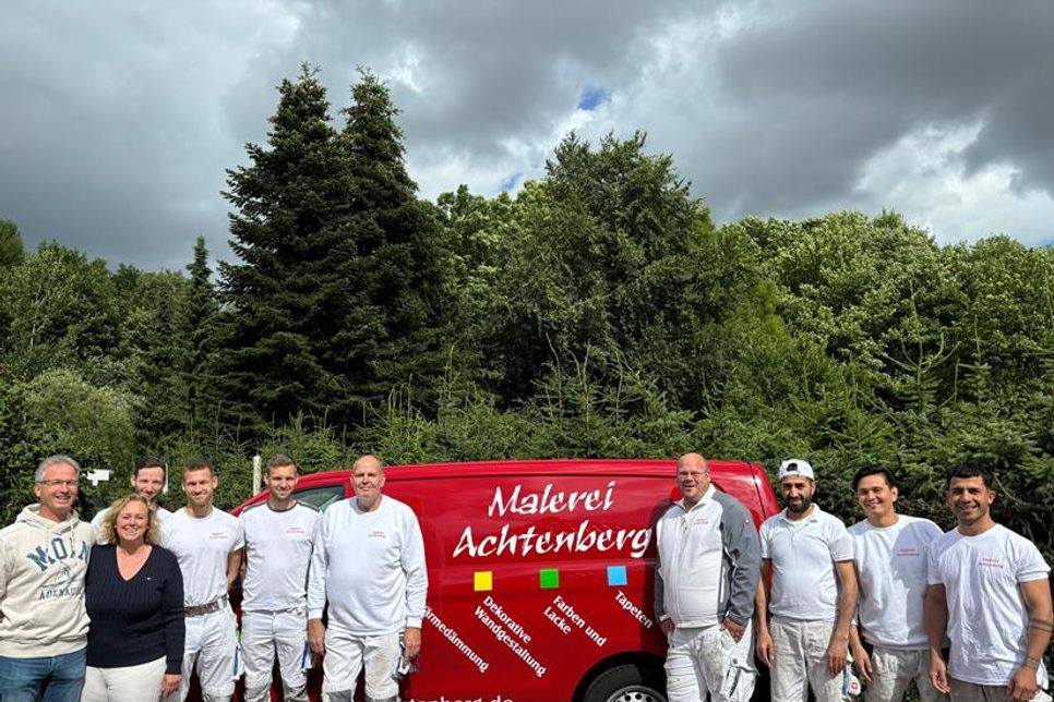 Ein Großteil der Mitarbeiter mit Arne und Bettina Achtenberg (lks.).