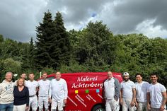 Ein Großteil der Mitarbeiter mit Arne und Bettina Achtenberg (lks.).