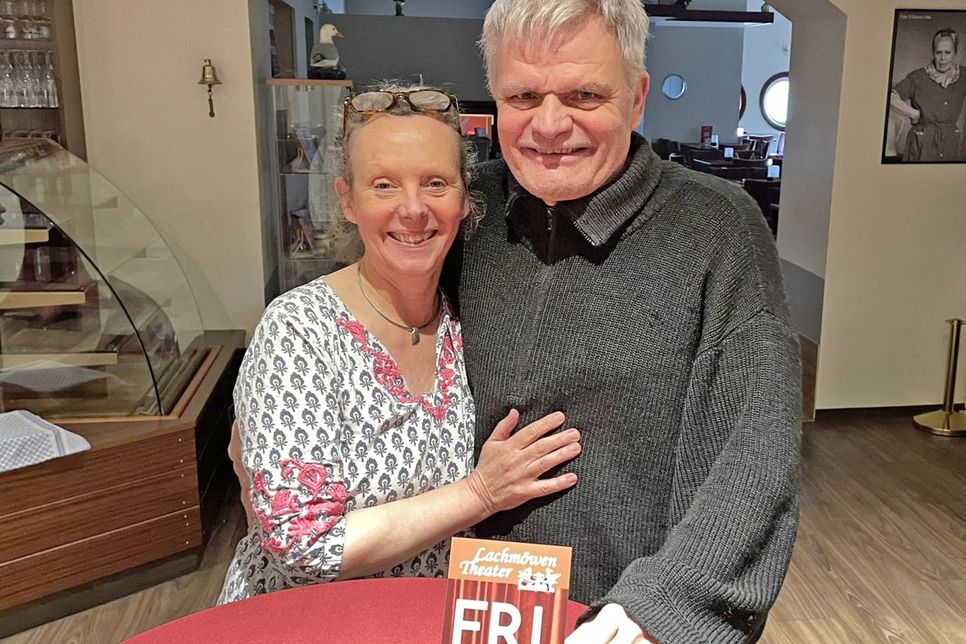 Birgit Bockmann und Till Huster freuen sich auf die Herbstinszenierung ganz besonders: Die Komödie „De niege Baadstuuv“ stammt aus ihrer Feder- und ist näher dran an der Wirklichkeit, als man vielleicht denkt.