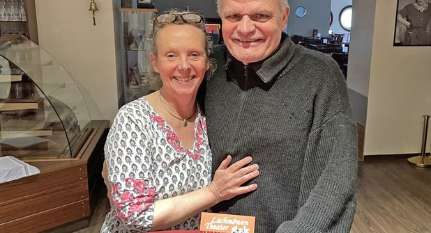 Birgit Bockmann und Till Huster freuen sich auf die Herbstinszenierung ganz besonders: Die Komödie „De niege Baadstuuv“ stammt aus ihrer Feder- und ist näher dran an der Wirklichkeit, als man vielleicht denkt.