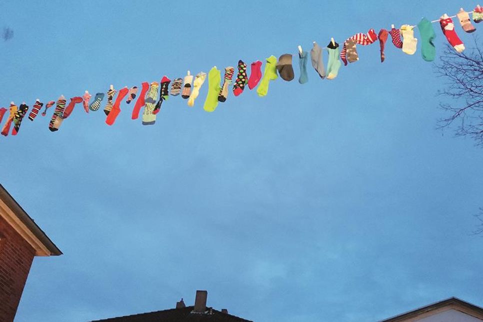 Auf der Leine am Übergang Lübecker Straße-Markt hängen Socken als Blickfang und Denkanstoß. Foto: aj