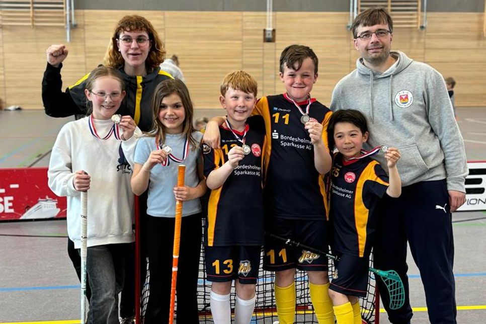 Lea, Edda, Marlon, Leif und Finn waren am Wochenende in Hamburg auf dem Feld und feierten mit ihren Trainern Claas Riedel und Jasmin Stopfkuchen den zweiten Platz der Challengerunde.