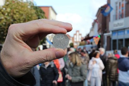In zahlreichen Geschäften der Innenstadt kann am 3. Oktober mit D-Mark bezahlt werden.