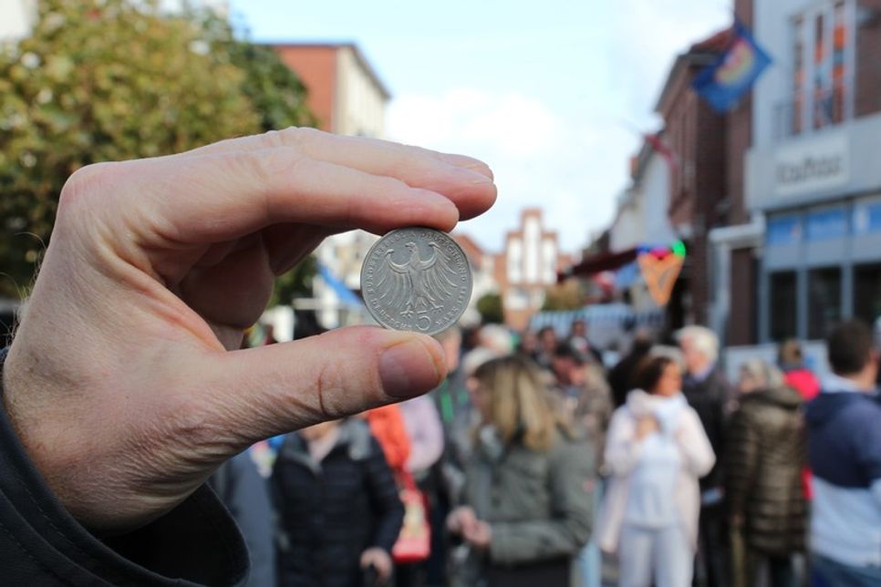 In zahlreichen Geschäften der Innenstadt kann am 3. Oktober mit D-Mark bezahlt werden.