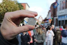 In zahlreichen Geschäften der Innenstadt kann am 3. Oktober mit D-Mark bezahlt werden.