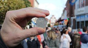 In zahlreichen Geschäften der Innenstadt kann am 3. Oktober mit D-Mark bezahlt werden.