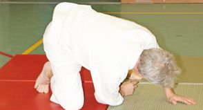 Fester Bestandteil beim Aikido sind Roll- und Fallübungen, denn „Wer richtig rollen und fallen kann, dem passiert auch nichts“. Zunächst übt man das Fallen und Rollen aus sehr niedriger Höhe, um so Ängste abzubauen und ein entsprechendes Körpergefühl zu bekommen. Später ist ein Aikidoka in der Lage, aus praktisch jeder Situation zu fallen, ohne sich zu verletzen.