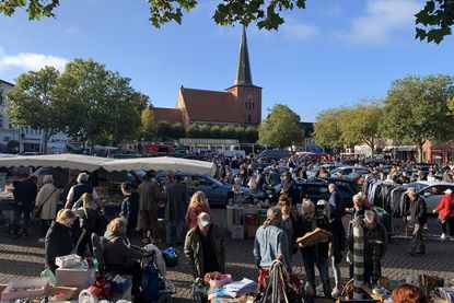 Der beliebte Flohmarkt auf dem Marktplatz, veranstaltet zieht jedes Jahr zahlreiche Besucher an. Hier ist Euro die Währung.