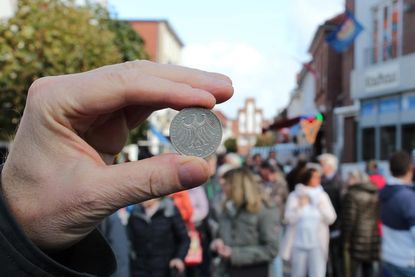 Laut der Deutschen Bundesbank sind immer noch DM-Banknoten und -Münzen im Milliardenwert registriert.