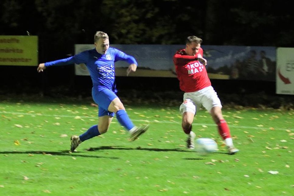 Cedric Schrake blockt aus vollem Lauf eine Hereingabe der Gäste.