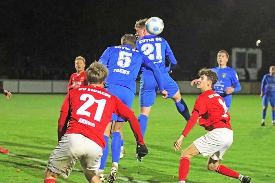 Mit vereinten Kräften verhindert die Eutiner Defensive nach einer Gäste-Ecke einen Torabschluss.