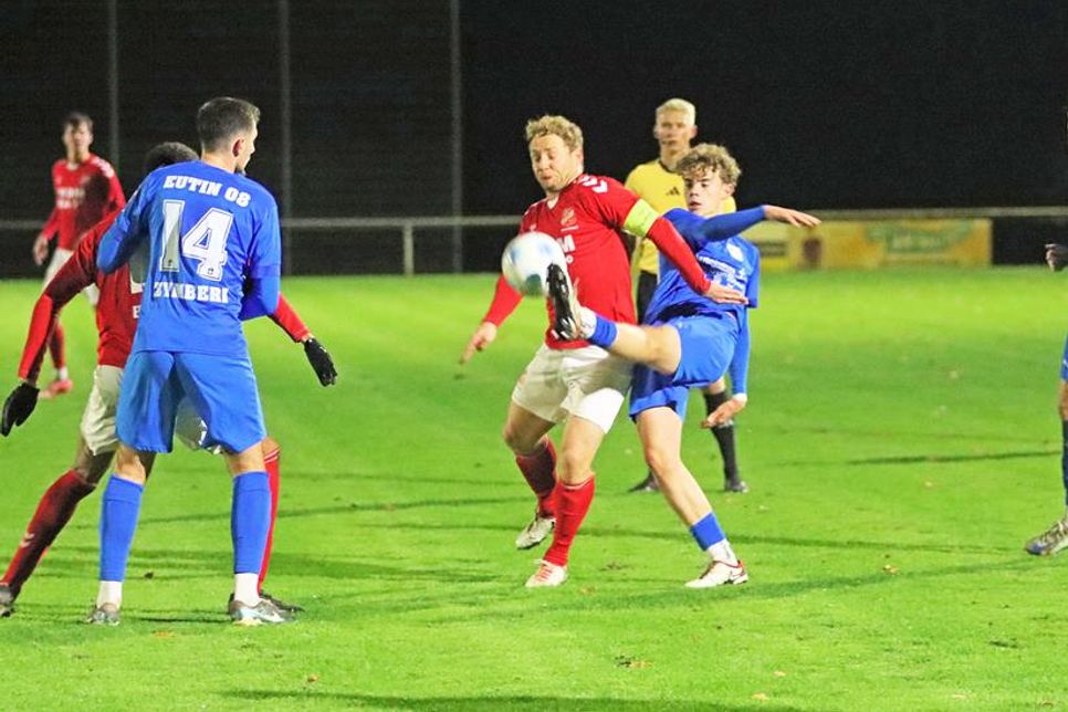 Mit einer frechen Aktion „klaut“ der clevere Lasse Schröder (rechts) dem Eicheder Kapitän den Ball.