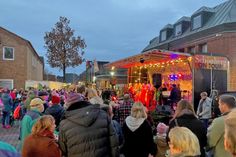 Die Kinderkantorei bringt festliche Lieder zu Gehör.