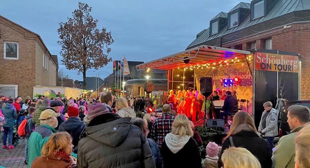 Die Kinderkantorei bringt festliche Lieder zu Gehör.