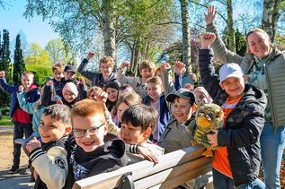 Stolz auf eine wirksame Klima- und Pflanzaktion auf dem Alten Friedhof: Die Klasse 3c von der Plöner Rodomstorschule mit Klassenlehrerin Fenya Danger.