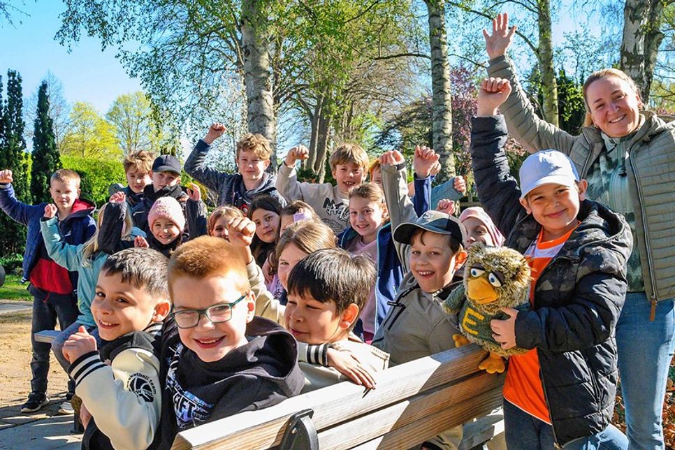 Stolz auf eine wirksame Klima- und Pflanzaktion auf dem Alten Friedhof: Die Klasse 3c von der Plöner Rodomstorschule mit Klassenlehrerin Fenya Danger.
