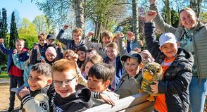 Stolz auf eine wirksame Klima- und Pflanzaktion auf dem Alten Friedhof: Die Klasse 3c von der Plöner Rodomstorschule mit Klassenlehrerin Fenya Danger.