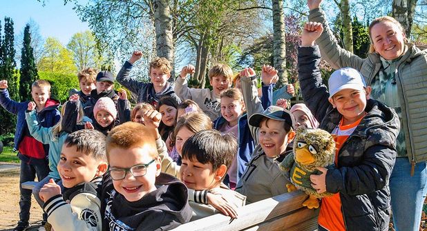Stolz auf eine wirksame Klima- und Pflanzaktion auf dem Alten Friedhof: Die Klasse 3c von der Plöner Rodomstorschule mit Klassenlehrerin Fenya Danger.