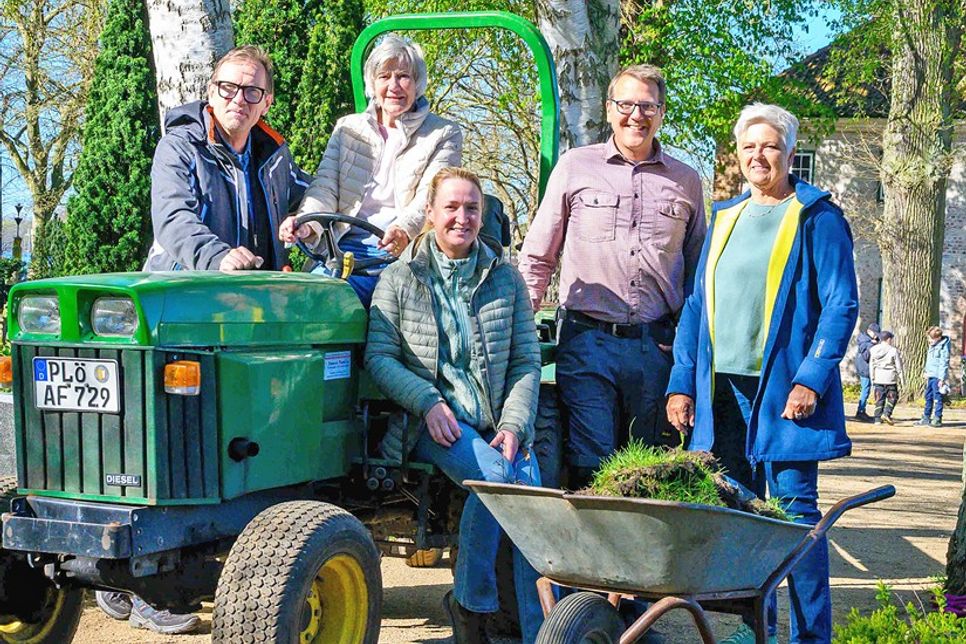 Für die gemeinsame Klimaschutzaktion mit den Schülern haben sich Torsten Bieler, Leiter der Friedhofsverwaltung, und Mitarbeiterin Heike Kunde (v. r.), Klassenlehrerin Fenya Danger von der Rodomstorschule sowie die beiden Ehrenamtler Elisabeth Zastrow (am