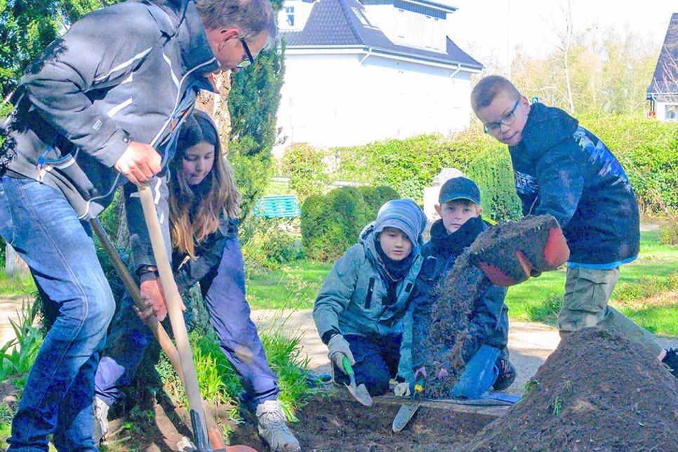 Umweltbeauftragter Ludwig Askemper hat mit seiner Gruppe eine tiefe Mulde ausgehoben, in der sich bei heftigen Güssen Regenwasser sammelt.