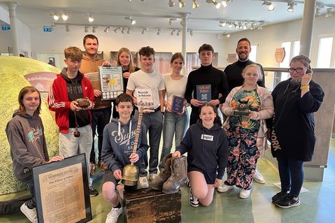 12 bis 15 wechselnde Schülerinnen und Schüler haben sich in den vergangenen Jahren mit dem Thema Erinnerungskultur beschäftigt und nun diese spannende Ausstellung kuratiert.