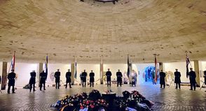 Kranzniederlegung in der Ehrenhalle. Foto: DMB/ Arndt/ hfr