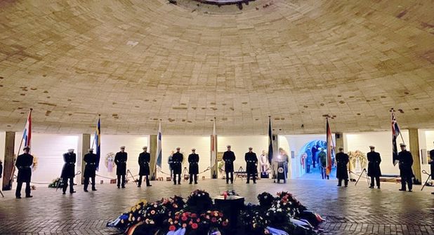 Kranzniederlegung in der Ehrenhalle. Foto: DMB/ Arndt/ hfr