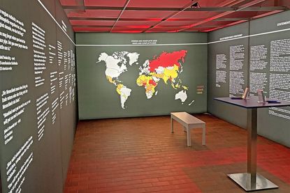 Blick in die neue Ausstellung „Frieden durch Verstehen“.