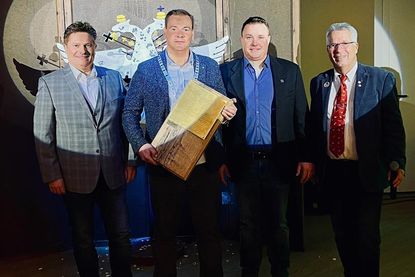 Oberst Detlef Scheel, neuer Stahlvogelkönig 2026 Nils Hilbert, Stahlvogelkönig 2025 Robert Pasewald sowie 1. Ältermann Dr. Ralf Stolley (v.lks).