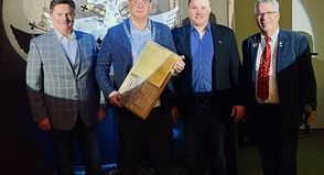 Oberst Detlef Scheel, neuer Stahlvogelkönig 2026 Nils Hilbert, Stahlvogelkönig 2025 Robert Pasewald sowie 1. Ältermann Dr. Ralf Stolley (v.lks).