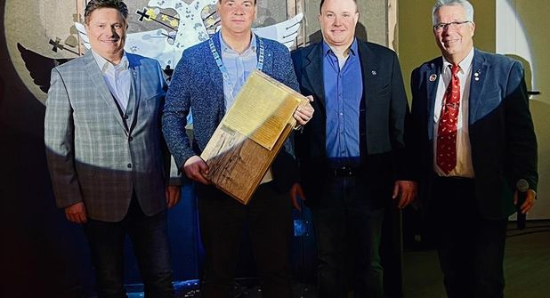 Oberst Detlef Scheel, neuer Stahlvogelkönig 2026 Nils Hilbert, Stahlvogelkönig 2025 Robert Pasewald sowie 1. Ältermann Dr. Ralf Stolley (v.lks).