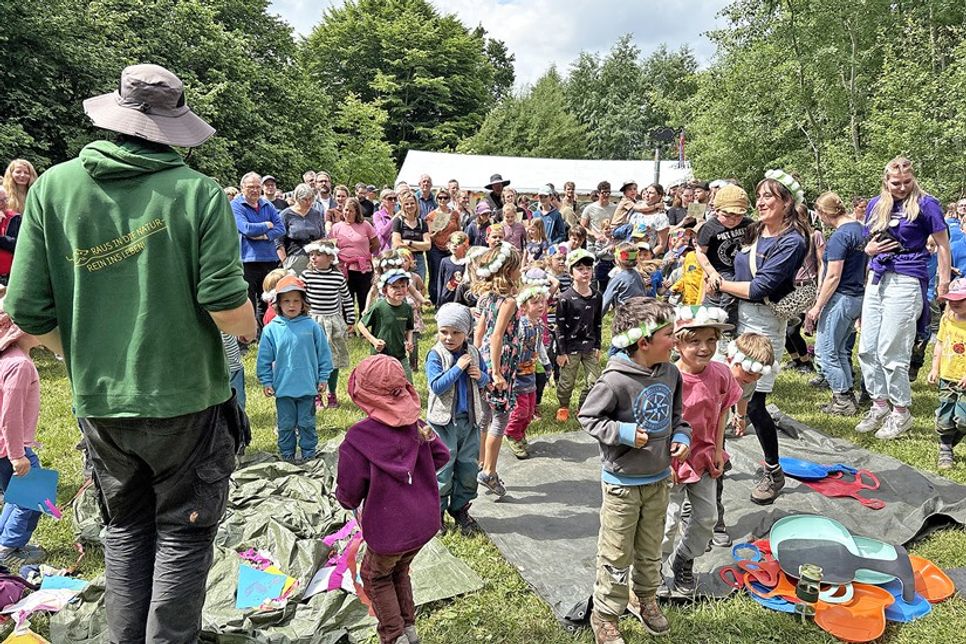Großer Bahnhof auf der Indianerwiese: Die Kiga-Kids sangen und tanzten zu Liedern aus ihrem Kindergartenalltag.