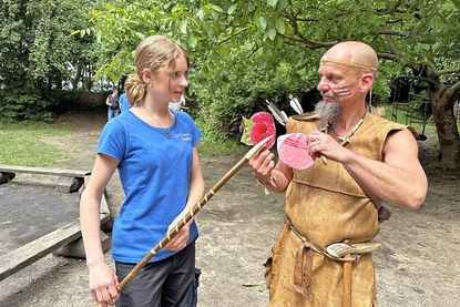 Beeren-Jagd mit Speer: Betreuerin Sophia Tschorn (14) ließ sich von „Steinzeit-Indianer“ Christof Klemmt das Speerwerfen erklären. Klemmt, Künstler und Steinzeit-Experte im Steinzeitpark Albersdorf, ist regelmäßig bei den Wühlmäusen. Schon vor dem Verein