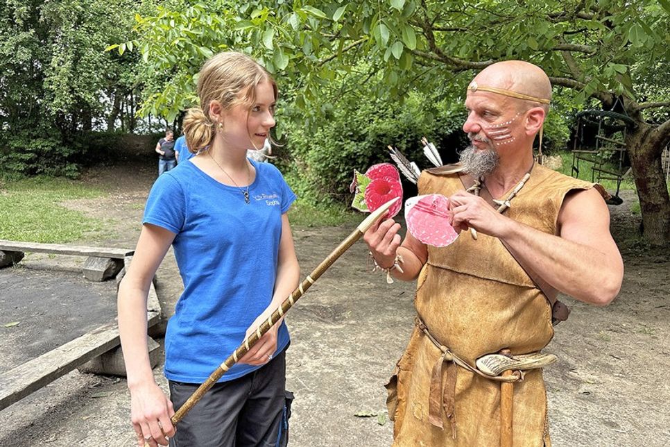 Beeren-Jagd mit Speer: Betreuerin Sophia Tschorn (14) ließ sich von „Steinzeit-Indianer“ Christof Klemmt das Speerwerfen erklären. Klemmt, Künstler und Steinzeit-Experte im Steinzeitpark Albersdorf, ist regelmäßig bei den Wühlmäusen. Schon vor dem Verein