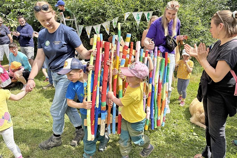 Zum Jubiläum haben Kinder und Erwachsene etwas Bleibendes geschaffen: bunte Zaunelemente, die am Festtag stolz von jeder Gruppe präsentiert wurden.