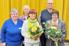 Der Team-Vorstand Kerstin Siebrecht, Anke Roski und Alexander Herrmann ehrte Maria Jakobowski und Meike Grohmann unter anderem mit einem Blumenstrauß.