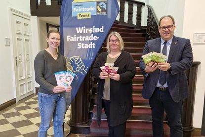 Lina Koop (Steuerungsgruppe Fairtrade), Yvonne Paustian (Leiterin Bürgerbüro) und Bürgermeister Mirko Spieckermann.