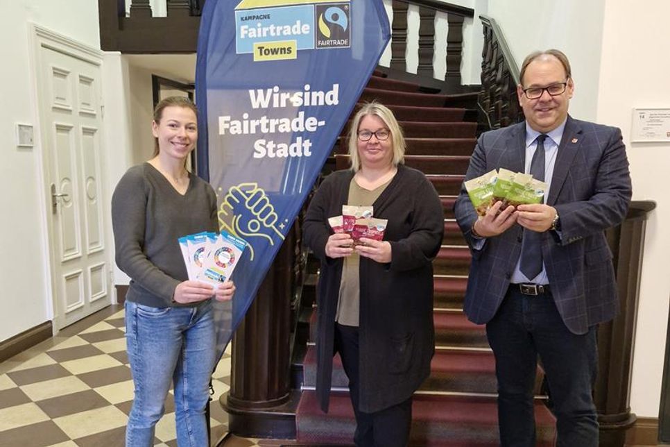 Lina Koop (Steuerungsgruppe Fairtrade), Yvonne Paustian (Leiterin Bürgerbüro) und Bürgermeister Mirko Spieckermann.